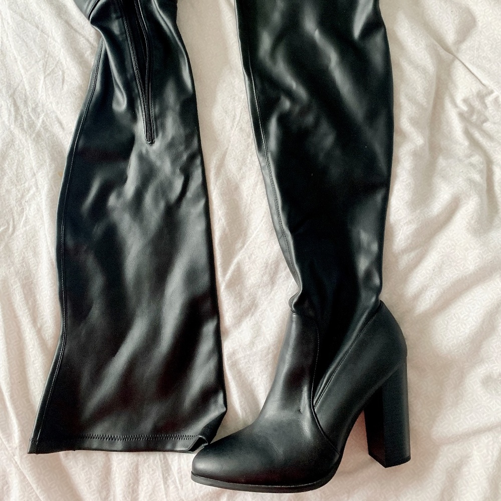NEVER WORN Black Knee High Faux Leather Heeled Boots Women’s Size 10 Forever 21